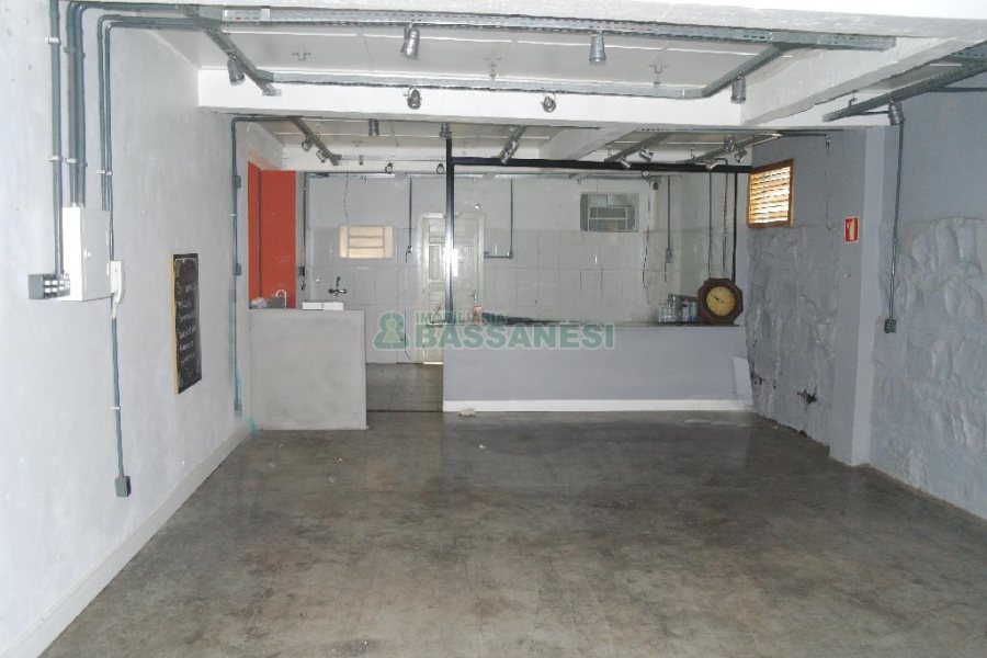 Casa Comercial com 110m², 4 dormitórios, 2 vagas, no bairro Centro em Caxias do Sul para Comprar