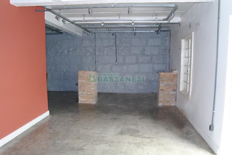 Casa Comercial com 110m², 4 dormitórios, 2 vagas, no bairro Centro em Caxias do Sul para Comprar