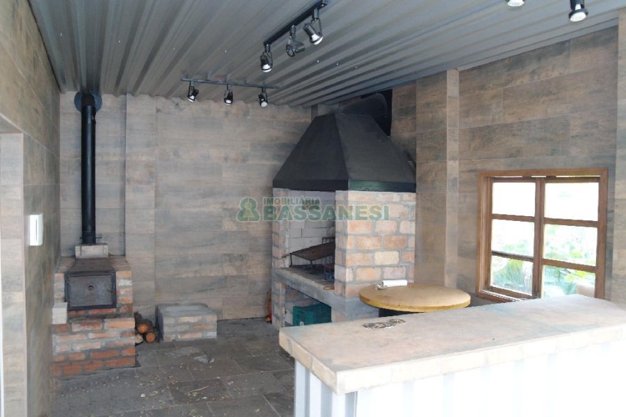 Casa Comercial com 110m², 4 dormitórios, 2 vagas, no bairro Centro em Caxias do Sul para Comprar