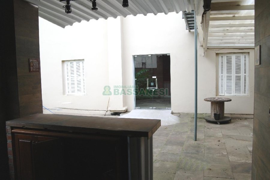 Casa Comercial com 110m², 4 dormitórios, 2 vagas, no bairro Centro em Caxias do Sul para Comprar