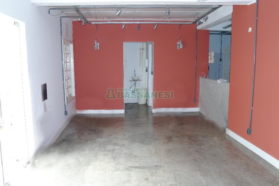 Casa Comercial com 110m², 4 dormitórios, 2 vagas, no bairro Centro em Caxias do Sul para Comprar
