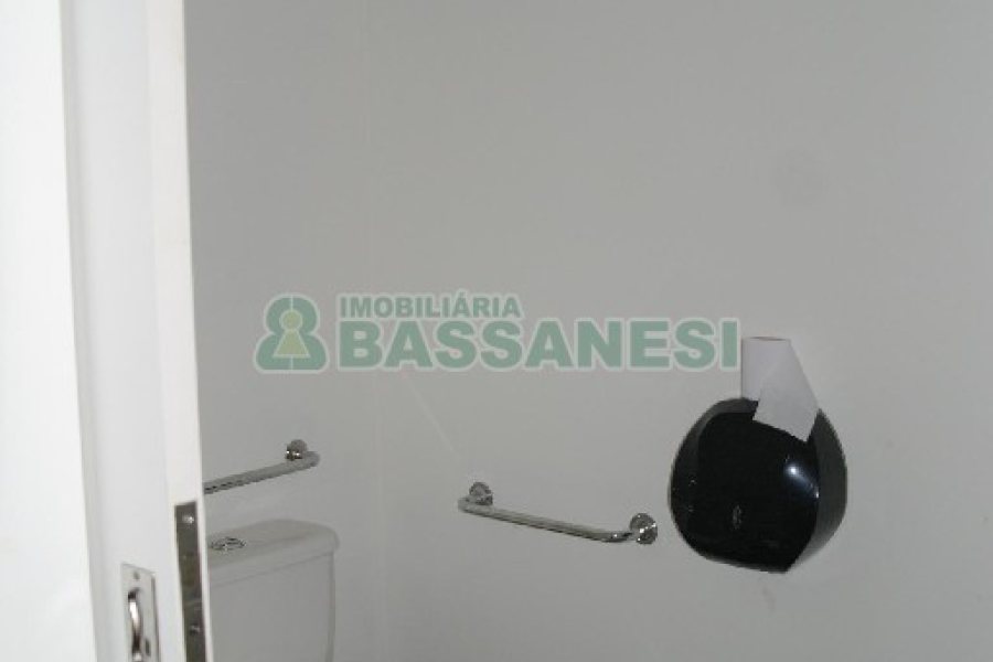 Casa Comercial com 110m², 4 dormitórios, 2 vagas, no bairro Centro em Caxias do Sul para Comprar