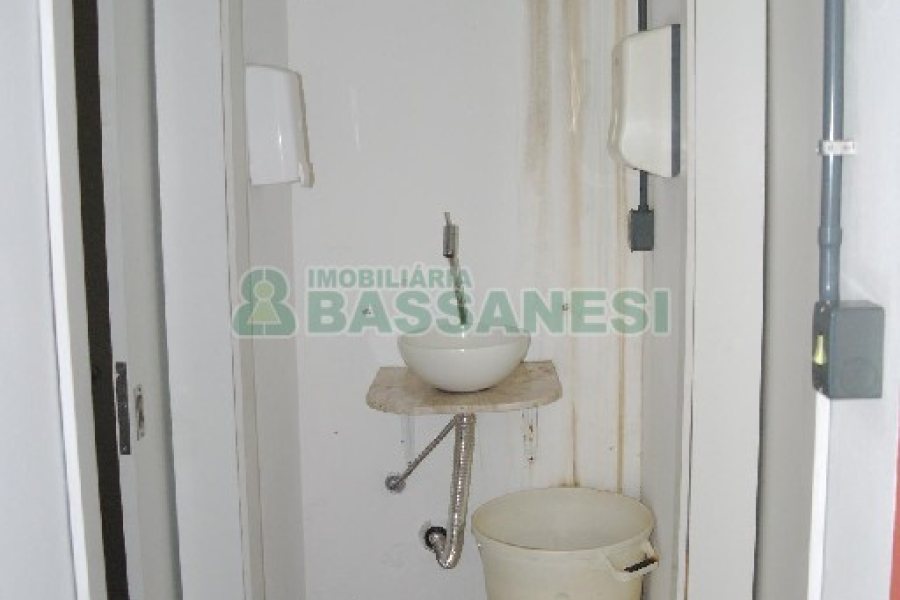 Casa Comercial com 110m², 4 dormitórios, 2 vagas, no bairro Centro em Caxias do Sul para Comprar