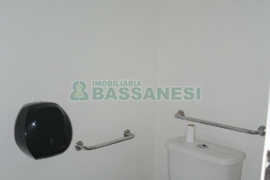 Casa Comercial com 110m², 4 dormitórios, 2 vagas, no bairro Centro em Caxias do Sul para Comprar