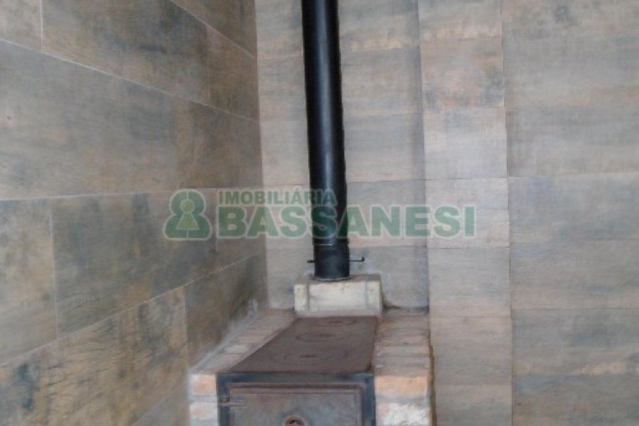 Casa Comercial com 110m², 4 dormitórios, 2 vagas, no bairro Centro em Caxias do Sul para Comprar