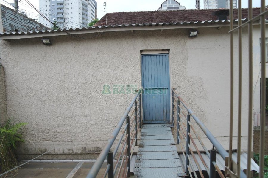 Casa Comercial com 110m², 4 dormitórios, 2 vagas, no bairro Centro em Caxias do Sul para Comprar