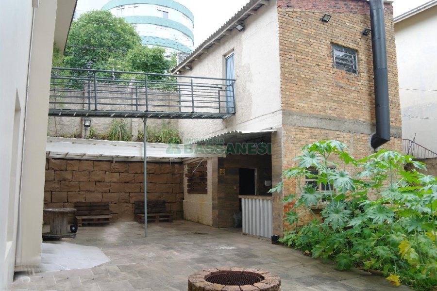 Casa Comercial com 110m², 4 dormitórios, 2 vagas, no bairro Centro em Caxias do Sul para Comprar