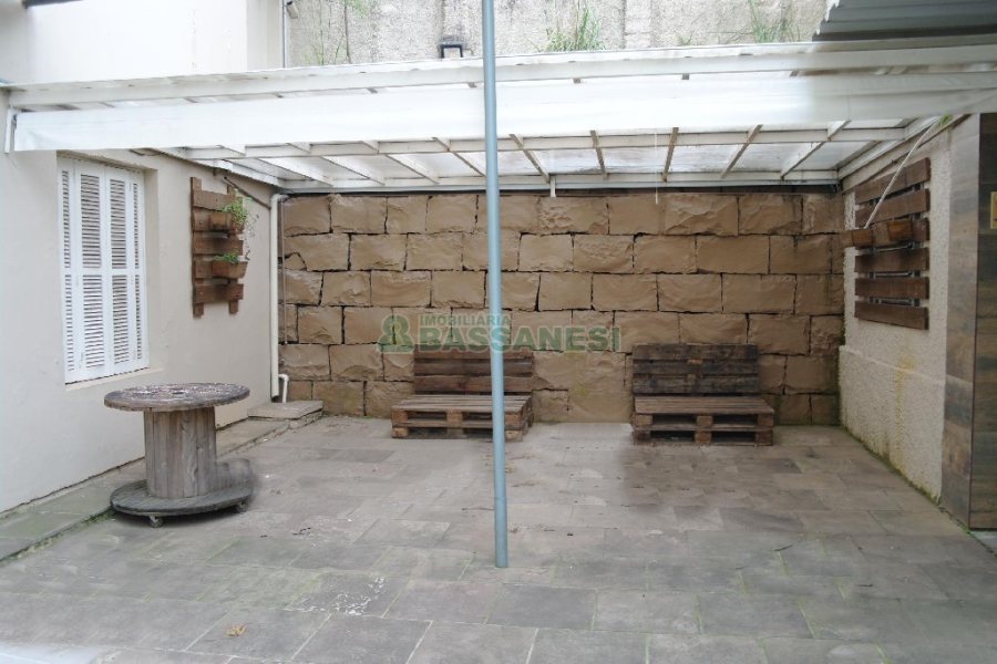 Casa Comercial com 110m², 4 dormitórios, 2 vagas, no bairro Centro em Caxias do Sul para Comprar