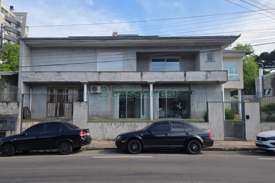 Casa com 338m², 3 dormitórios, 3 vagas, no bairro Lourdes em Caxias do Sul para Comprar