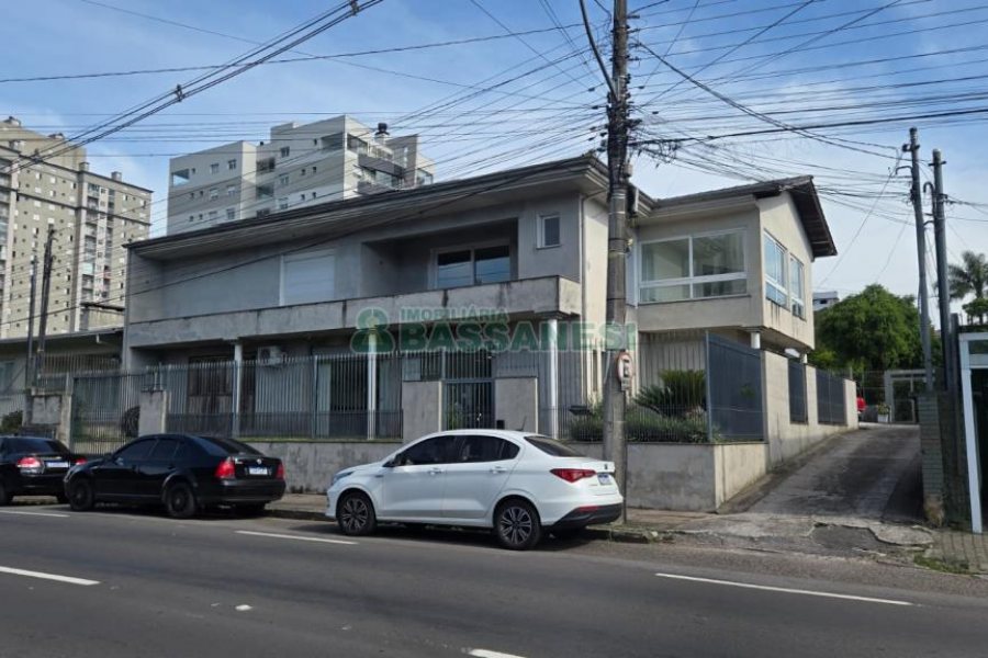 Casa com 338m², 3 dormitórios, 3 vagas, no bairro Lourdes em Caxias do Sul para Comprar