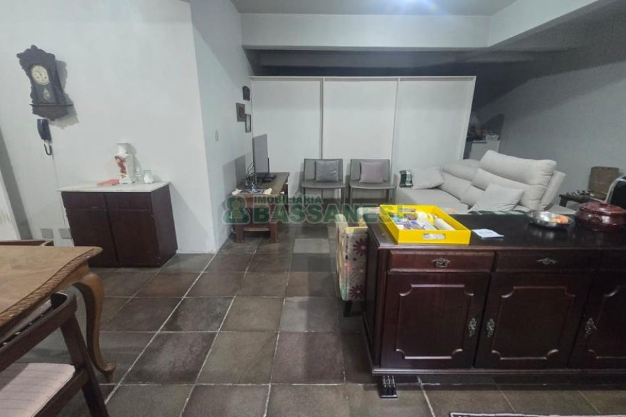 Casa com 338m², 3 dormitórios, 3 vagas, no bairro Lourdes em Caxias do Sul para Comprar