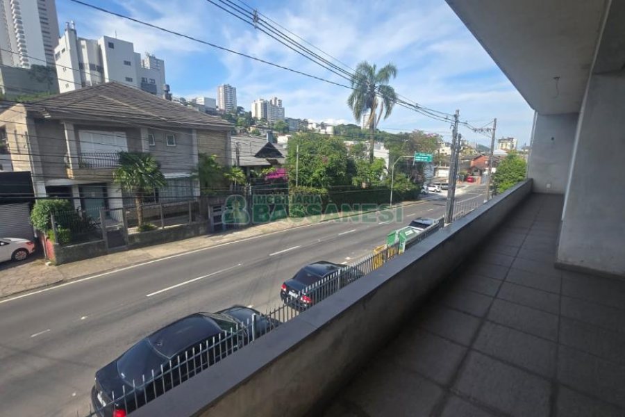 Casa com 338m², 3 dormitórios, 3 vagas, no bairro Lourdes em Caxias do Sul para Comprar