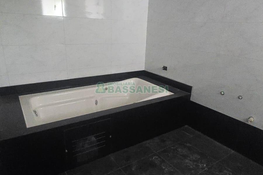 Casa com 338m², 3 dormitórios, 3 vagas, no bairro Lourdes em Caxias do Sul para Comprar