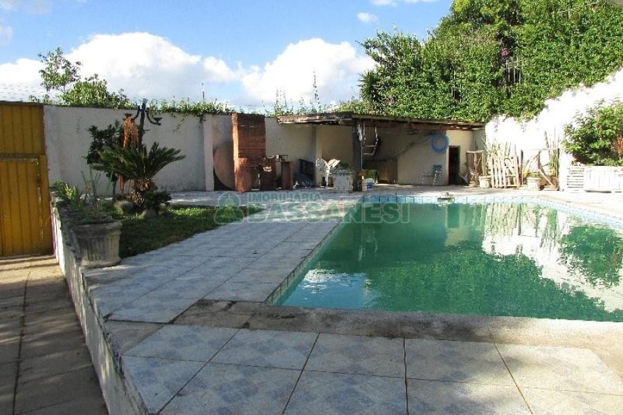 Casa com 375m², 3 dormitórios, 1 vaga, no bairro Marechal Floriano em Caxias do Sul para Comprar