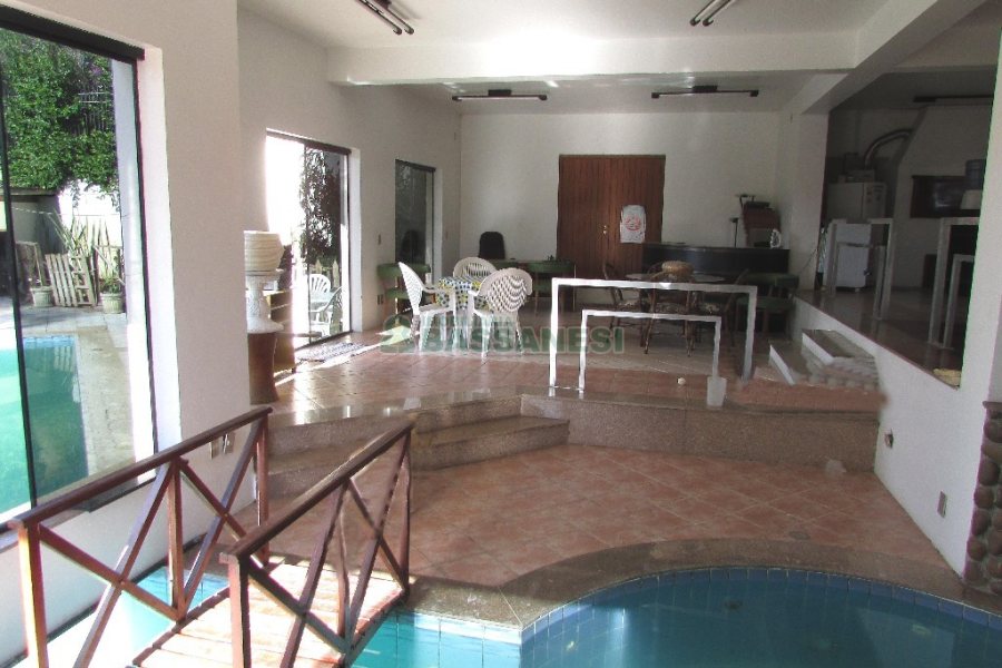 Casa com 375m², 3 dormitórios, 1 vaga, no bairro Marechal Floriano em Caxias do Sul para Comprar