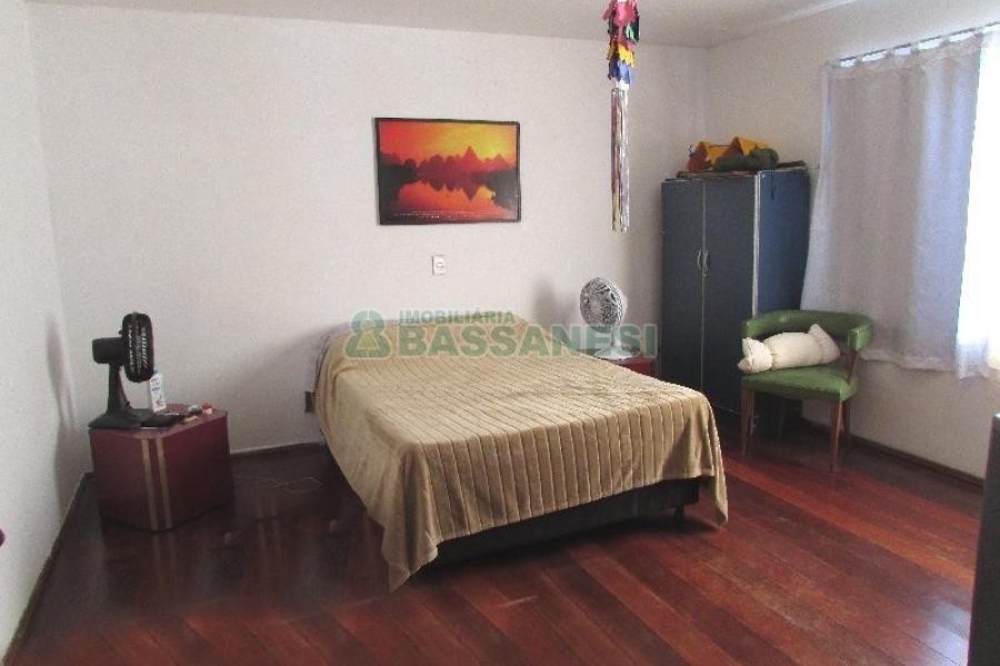Casa com 375m², 3 dormitórios, 1 vaga, no bairro Marechal Floriano em Caxias do Sul para Comprar