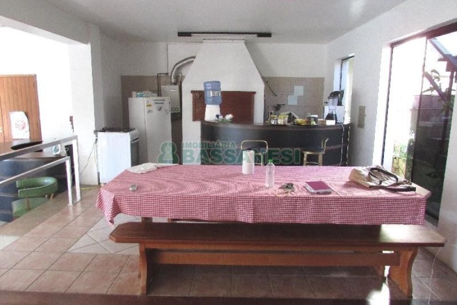 Casa com 375m², 3 dormitórios, 1 vaga, no bairro Marechal Floriano em Caxias do Sul para Comprar