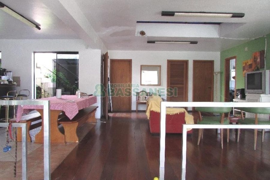 Casa com 375m², 3 dormitórios, 1 vaga, no bairro Marechal Floriano em Caxias do Sul para Comprar