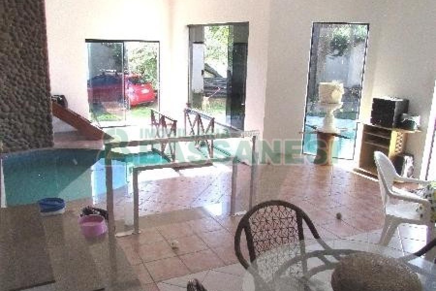 Casa com 375m², 3 dormitórios, 1 vaga, no bairro Marechal Floriano em Caxias do Sul para Comprar