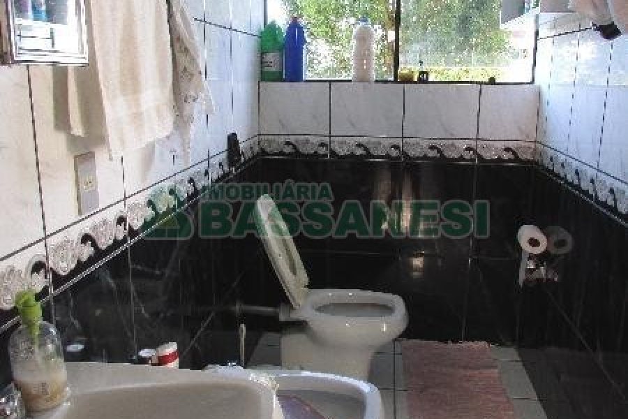 Casa com 375m², 3 dormitórios, 1 vaga, no bairro Marechal Floriano em Caxias do Sul para Comprar
