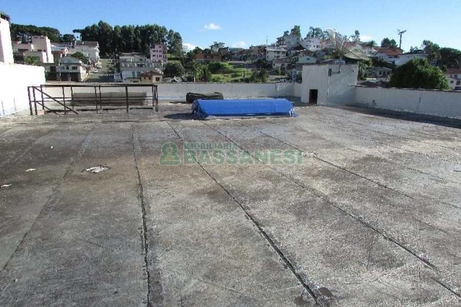 Casa com 375m², 3 dormitórios, 1 vaga, no bairro Marechal Floriano em Caxias do Sul para Comprar