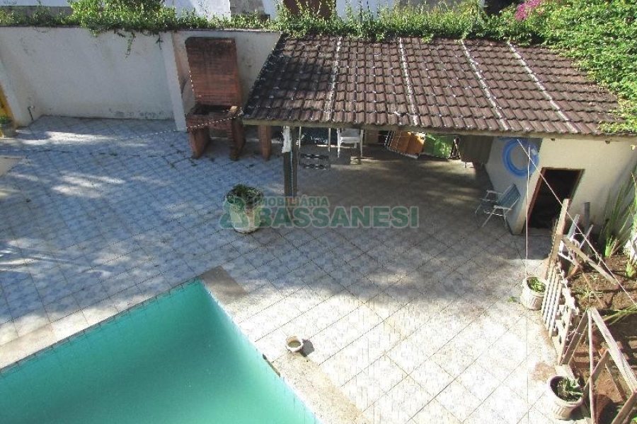 Casa com 375m², 3 dormitórios, 1 vaga, no bairro Marechal Floriano em Caxias do Sul para Comprar