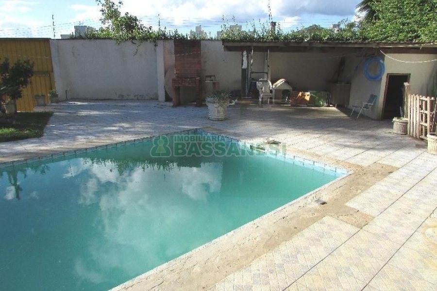 Casa com 375m², 3 dormitórios, 1 vaga, no bairro Marechal Floriano em Caxias do Sul para Comprar