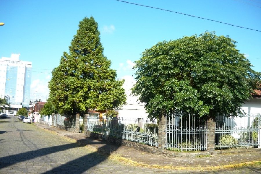 Casa com 250m², 3 dormitórios, 1 vaga, no bairro Panazzolo em Caxias do Sul para Comprar