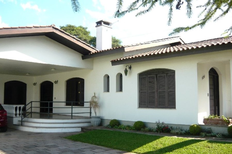 Casa com 250m², 3 dormitórios, 1 vaga, no bairro Panazzolo em Caxias do Sul para Comprar