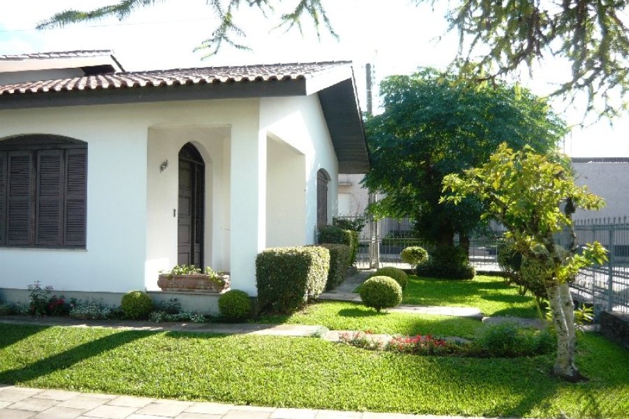 Casa com 250m², 3 dormitórios, 1 vaga, no bairro Panazzolo em Caxias do Sul para Comprar