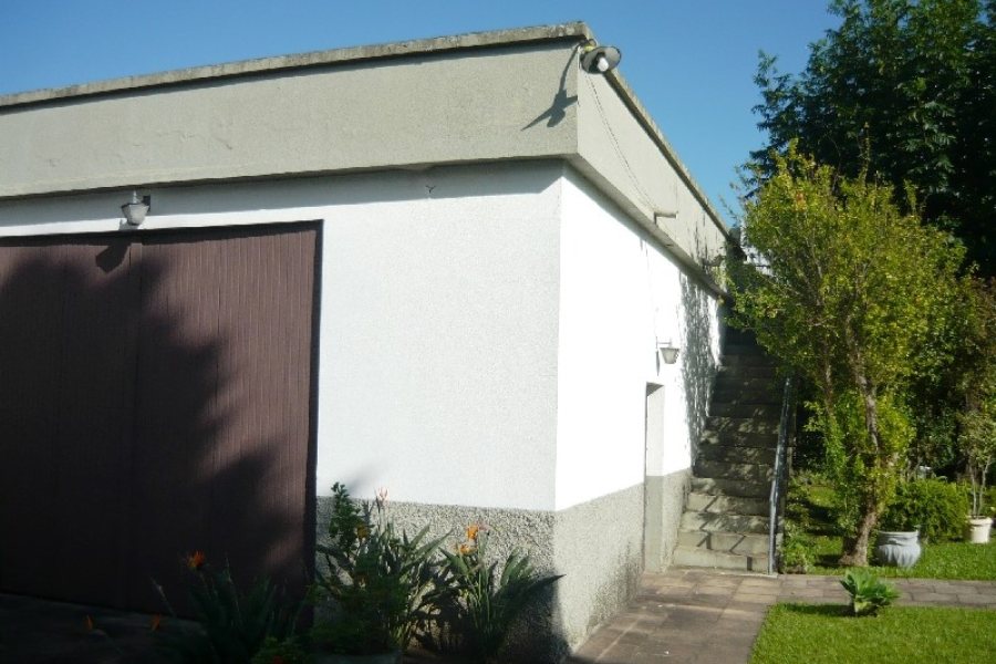 Casa com 250m², 3 dormitórios, 1 vaga, no bairro Panazzolo em Caxias do Sul para Comprar