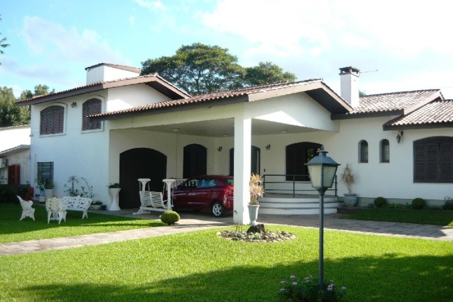 Casa com 250m², 3 dormitórios, 1 vaga, no bairro Panazzolo em Caxias do Sul para Comprar