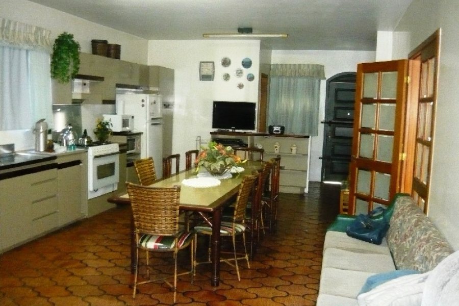 Casa com 250m², 3 dormitórios, 1 vaga, no bairro Panazzolo em Caxias do Sul para Comprar