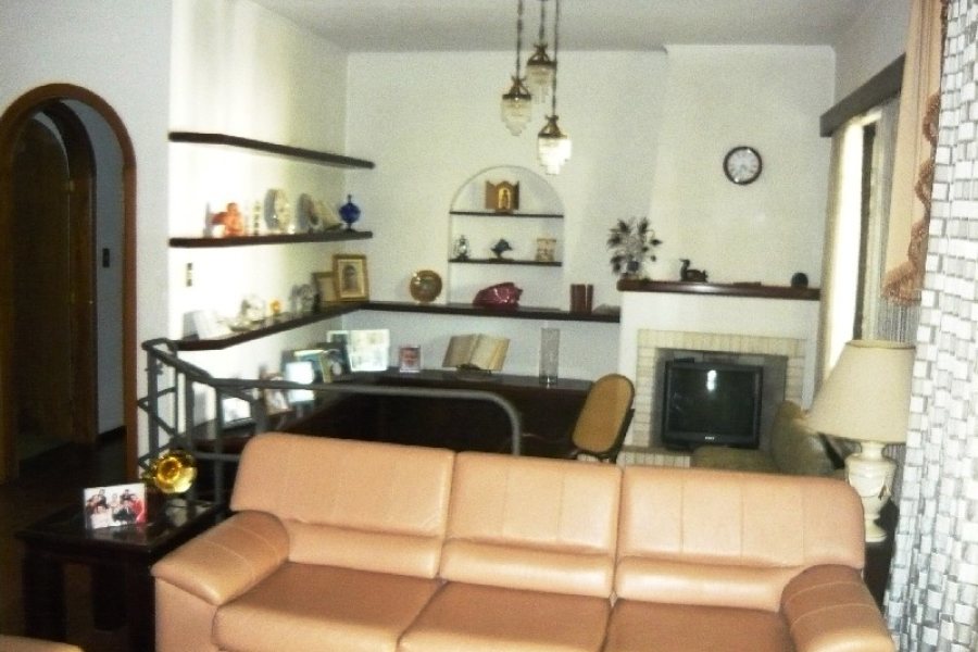 Casa com 250m², 3 dormitórios, 1 vaga, no bairro Panazzolo em Caxias do Sul para Comprar