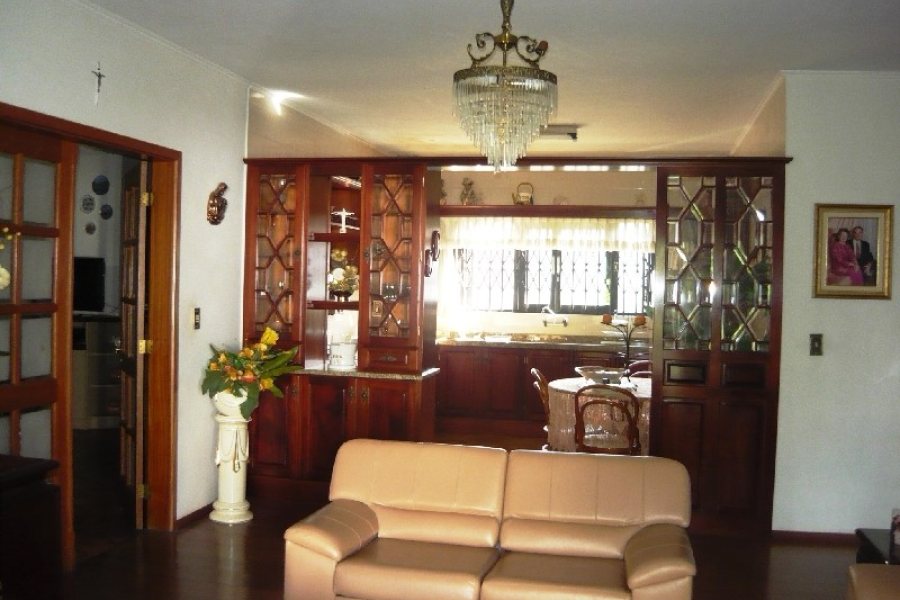 Casa com 250m², 3 dormitórios, 1 vaga, no bairro Panazzolo em Caxias do Sul para Comprar