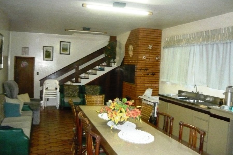 Casa com 250m², 3 dormitórios, 1 vaga, no bairro Panazzolo em Caxias do Sul para Comprar