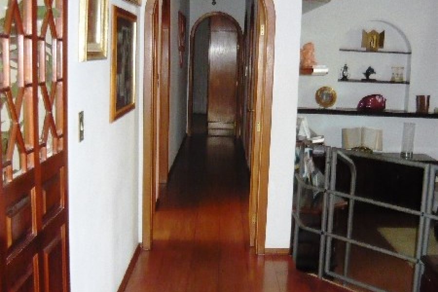 Casa com 250m², 3 dormitórios, 1 vaga, no bairro Panazzolo em Caxias do Sul para Comprar