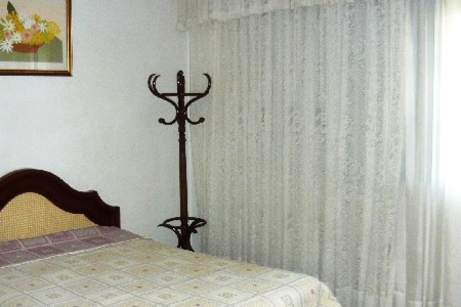 Casa com 250m², 3 dormitórios, 1 vaga, no bairro Panazzolo em Caxias do Sul para Comprar