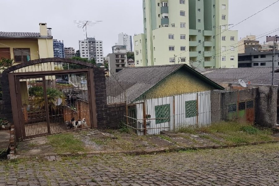 Casa, 3 dormitórios, 1 vaga, no bairro Universitário em Caxias do Sul para Comprar