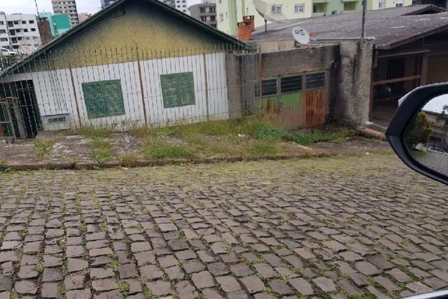 Casa, 3 dormitórios, 1 vaga, no bairro Universitário em Caxias do Sul para Comprar