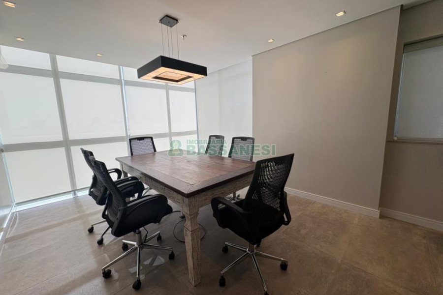 Sala com 101m², 2 vagas, no bairro Centro em Caxias do Sul para Alugar