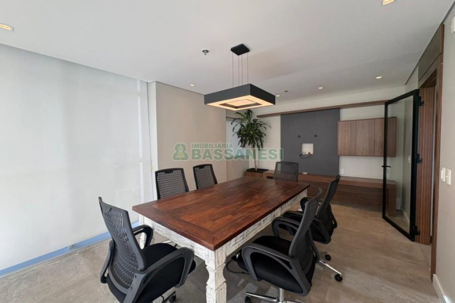 Sala com 101m², 2 vagas, no bairro Centro em Caxias do Sul para Alugar