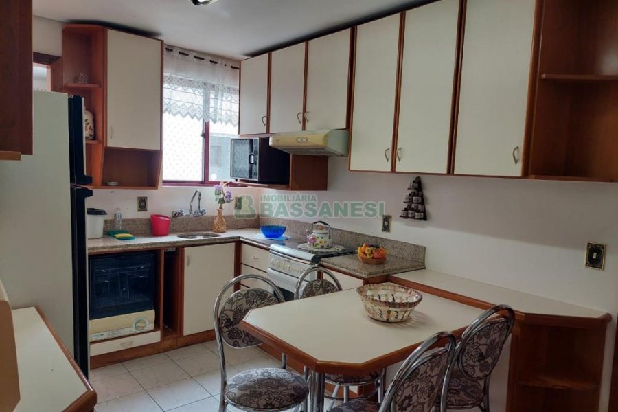 Apto Mobiliado com 114m², 2 dormitórios, 2 vagas, no bairro Centro em Caxias do Sul para Comprar