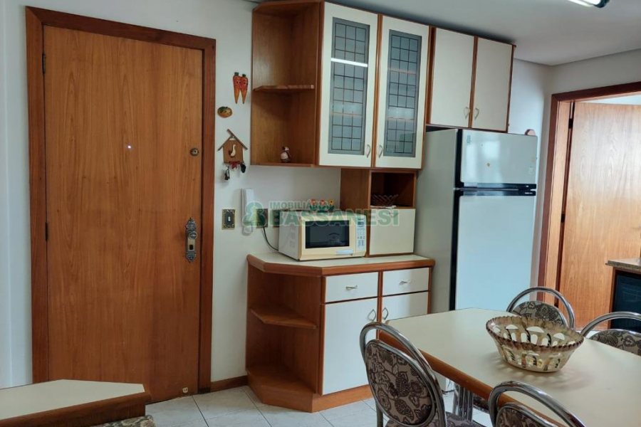 Apto Mobiliado com 114m², 2 dormitórios, 2 vagas, no bairro Centro em Caxias do Sul para Comprar