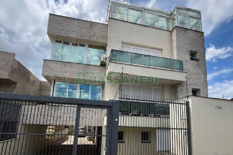 Sobrado com 232m², 3 dormitórios, 2 vagas, no bairro Colina Sorriso em Caxias do Sul para Comprar