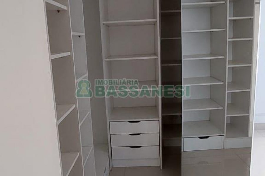 Sobrado com 232m², 3 dormitórios, 2 vagas, no bairro Colina Sorriso em Caxias do Sul para Comprar