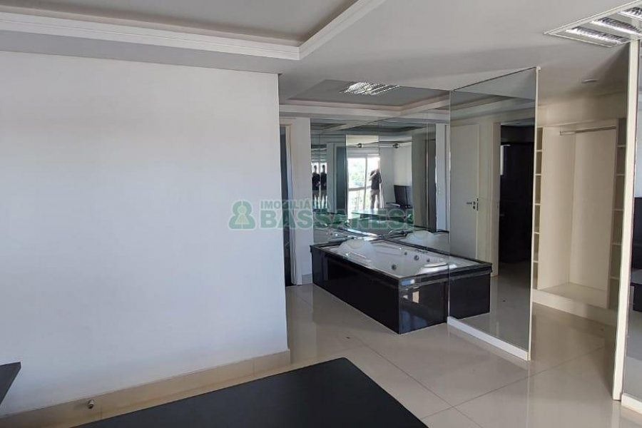 Sobrado com 232m², 3 dormitórios, 2 vagas, no bairro Colina Sorriso em Caxias do Sul para Comprar