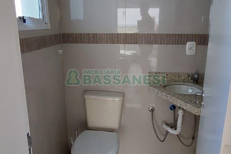 Sobrado com 232m², 3 dormitórios, 2 vagas, no bairro Colina Sorriso em Caxias do Sul para Comprar