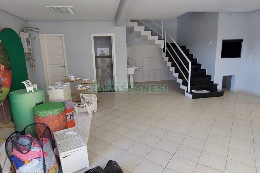 Sobrado com 232m², 3 dormitórios, 2 vagas, no bairro Colina Sorriso em Caxias do Sul para Comprar