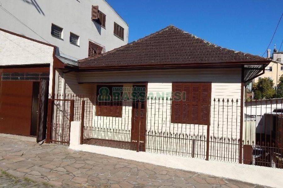 Casa com 70m², 2 dormitórios, 1 vaga, no bairro Panazzolo em Caxias do Sul para Alugar